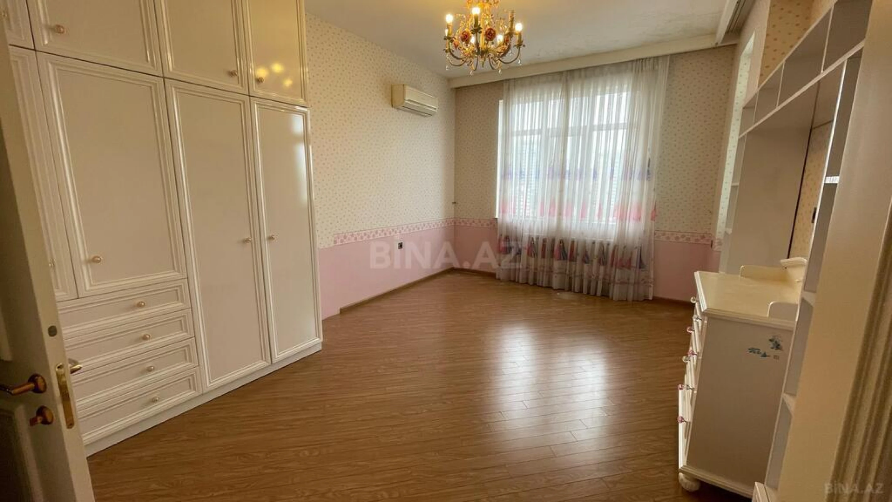 Satılır 4 otaqlı mənzil 180 m²