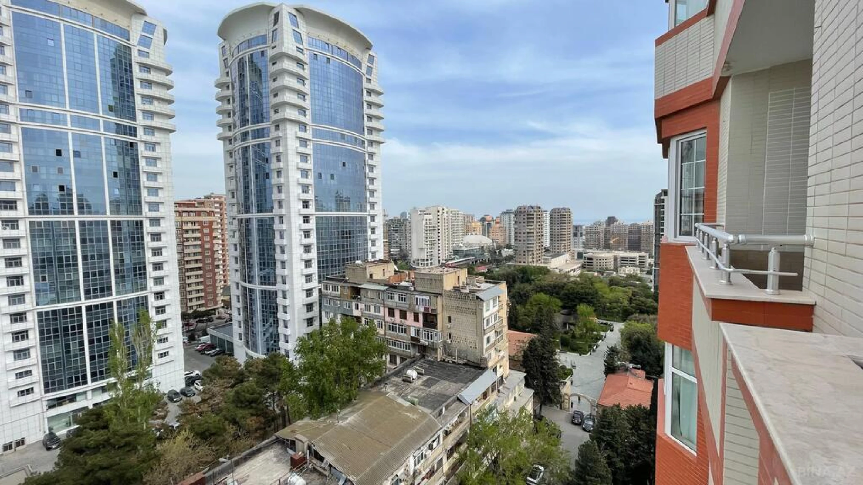 Satılır 4 otaqlı mənzil 180 m²