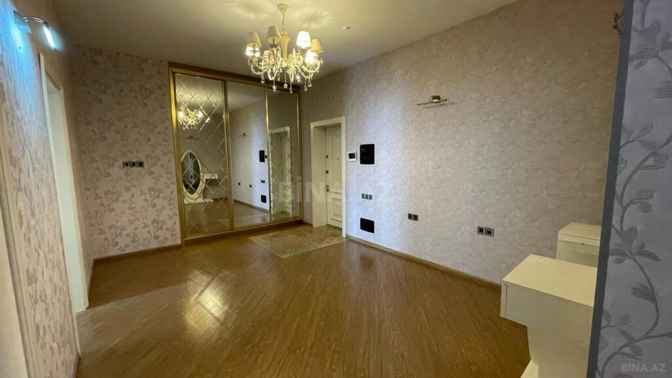 Satılır 4 otaqlı mənzil 180 m²