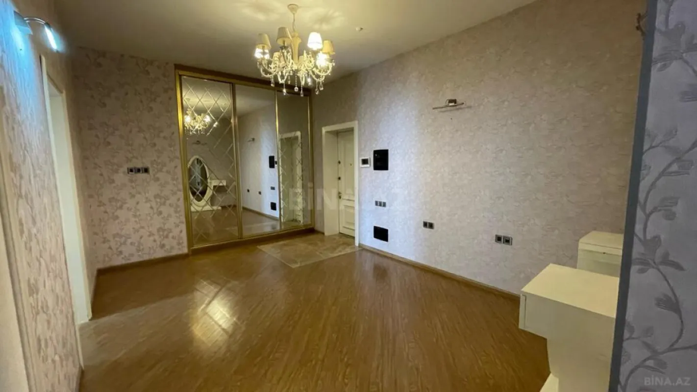 Satılır 4 otaqlı mənzil 180 m²