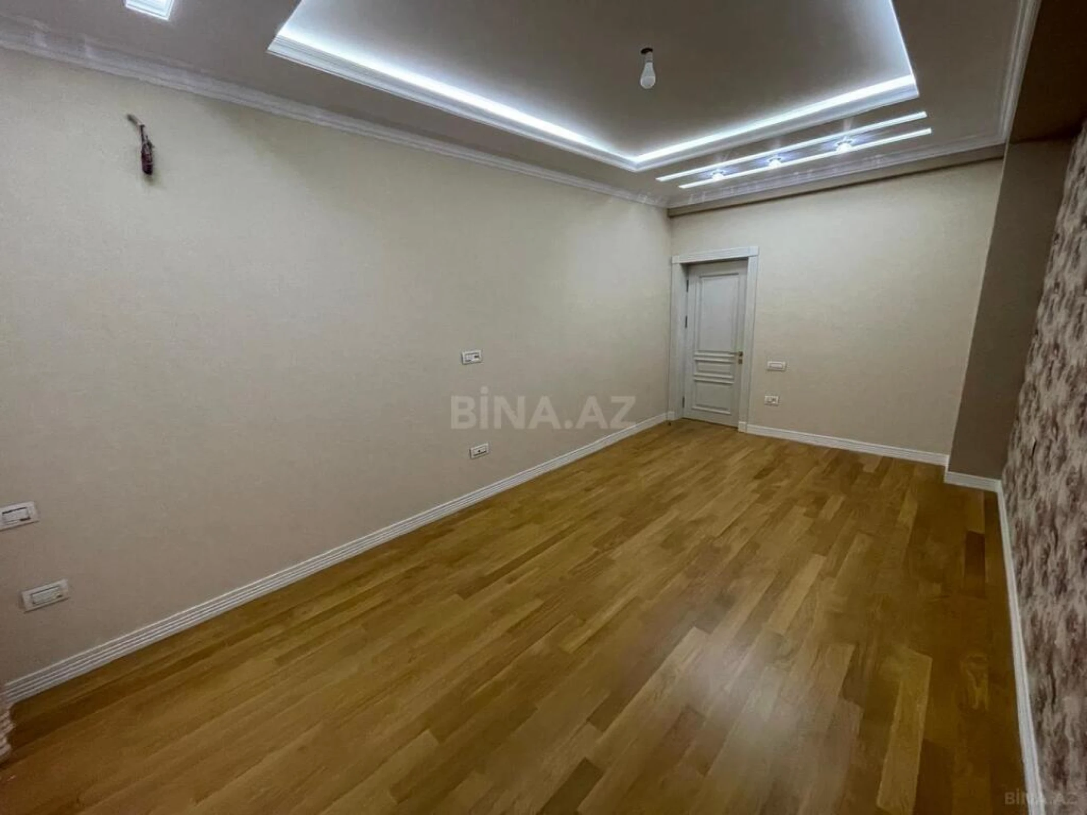Satılır 4 otaqlı mənzil 240 m²