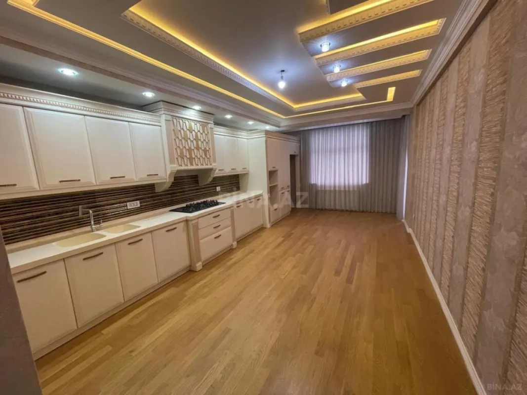 Satılır 4 otaqlı mənzil 240 m²