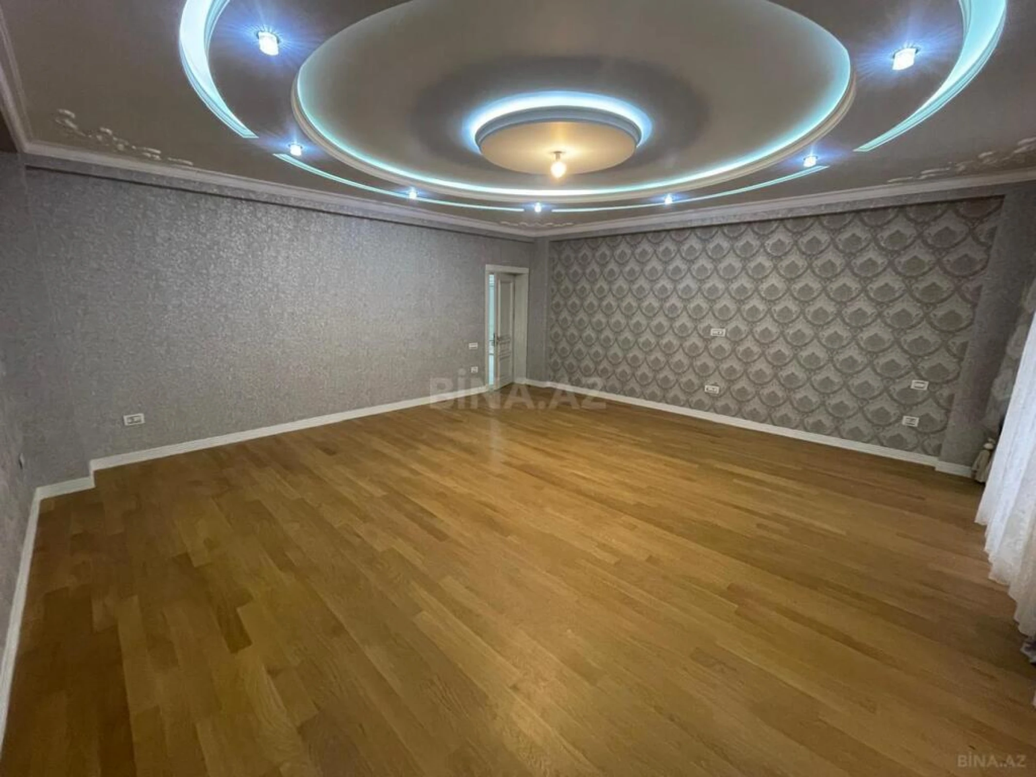 Satılır 4 otaqlı mənzil 240 m²