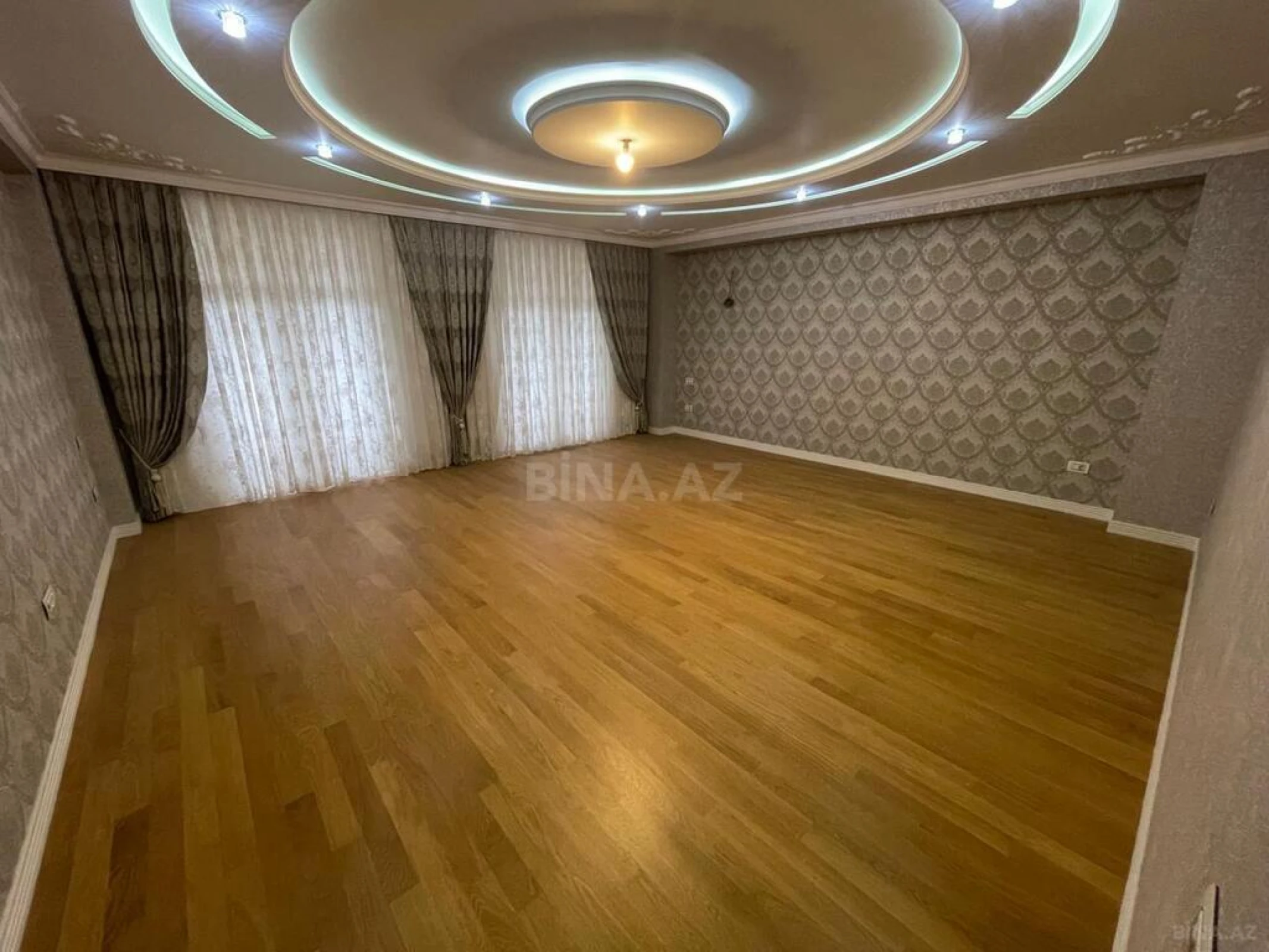 Satılır 4 otaqlı mənzil 240 m²
