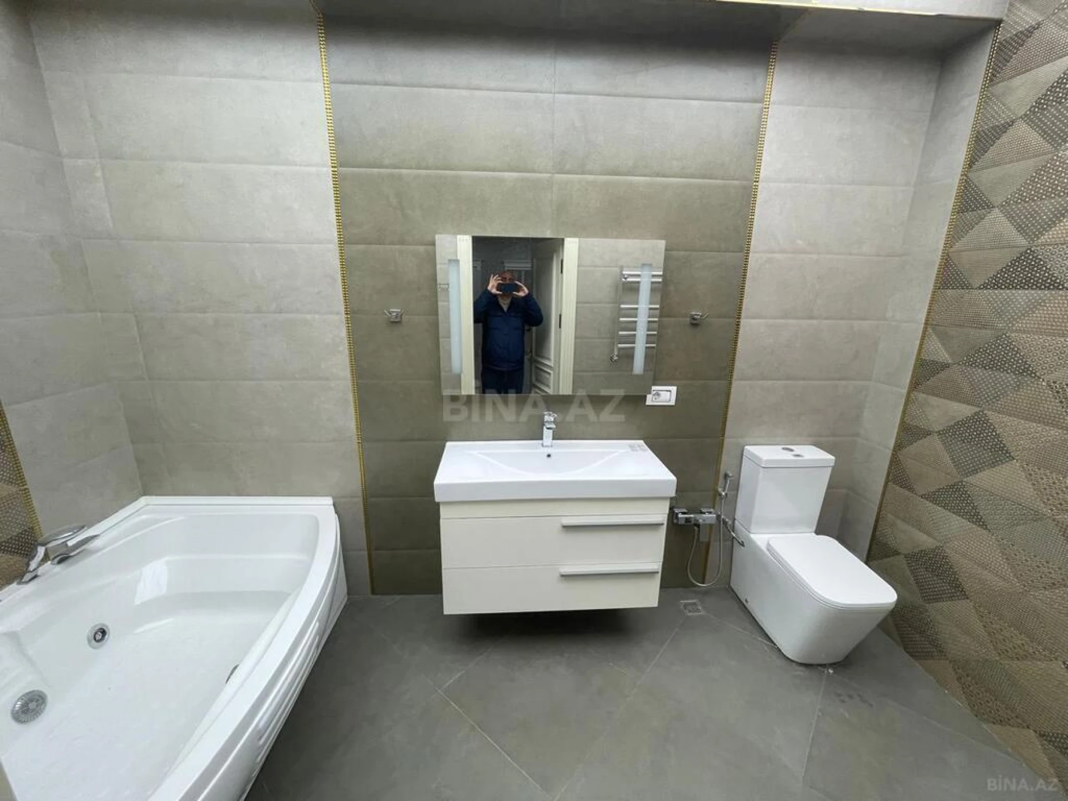 Satılır 4 otaqlı mənzil 240 m²