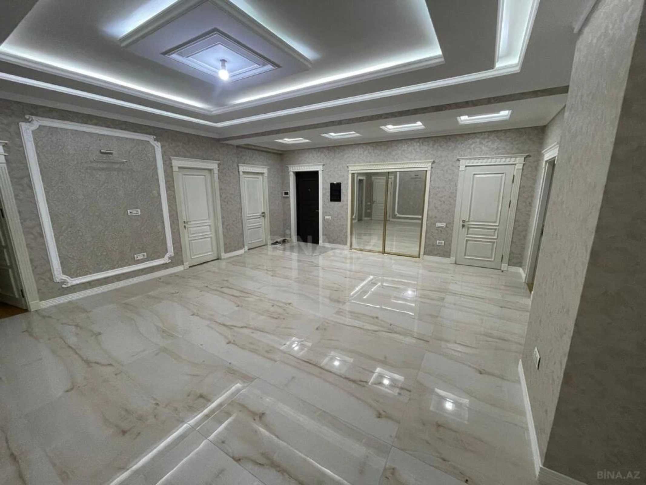 Satılır 4 otaqlı mənzil 240 m²