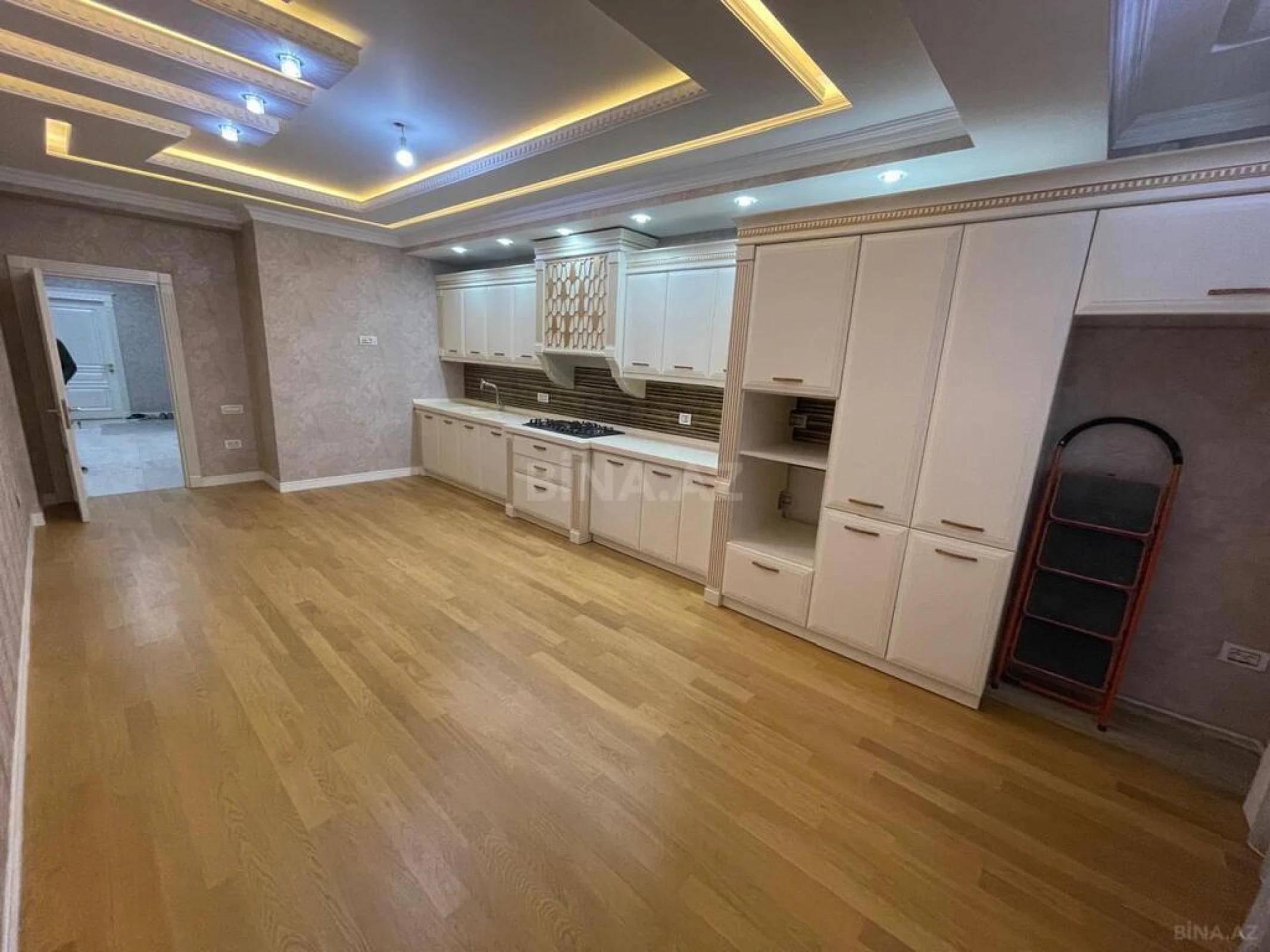 Satılır 4 otaqlı mənzil 240 m²