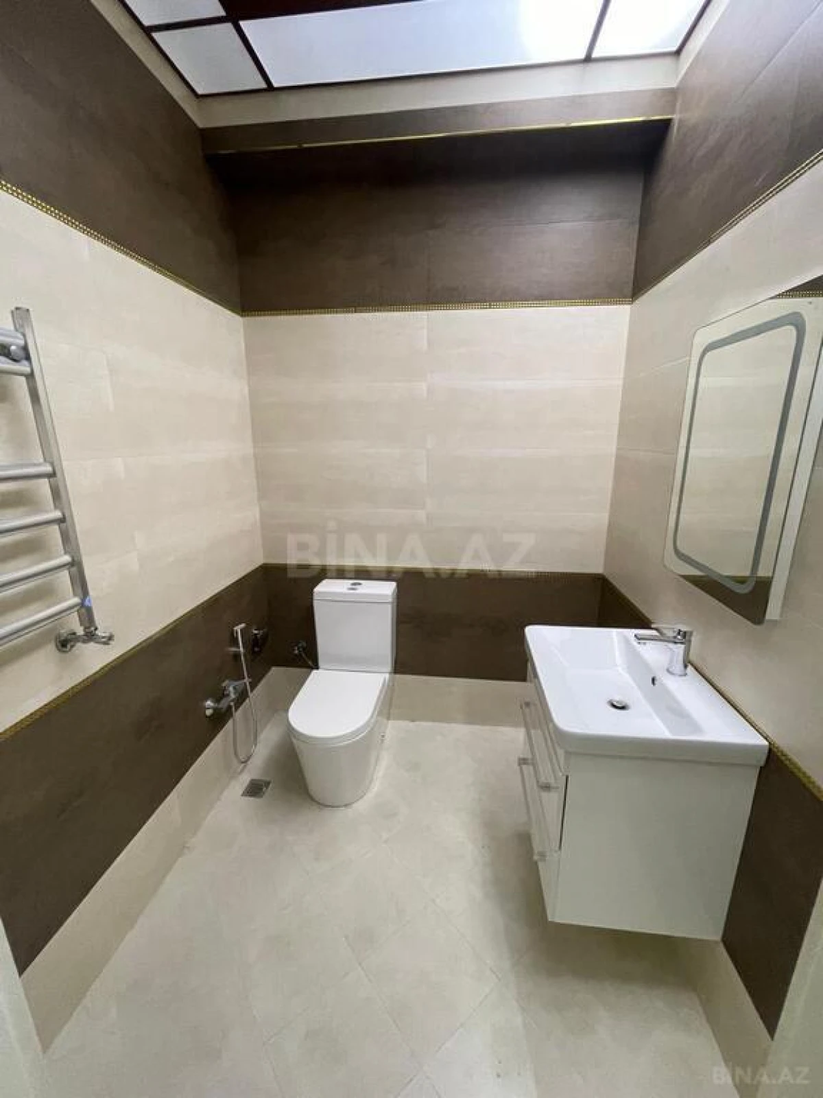 Satılır 4 otaqlı mənzil 240 m²