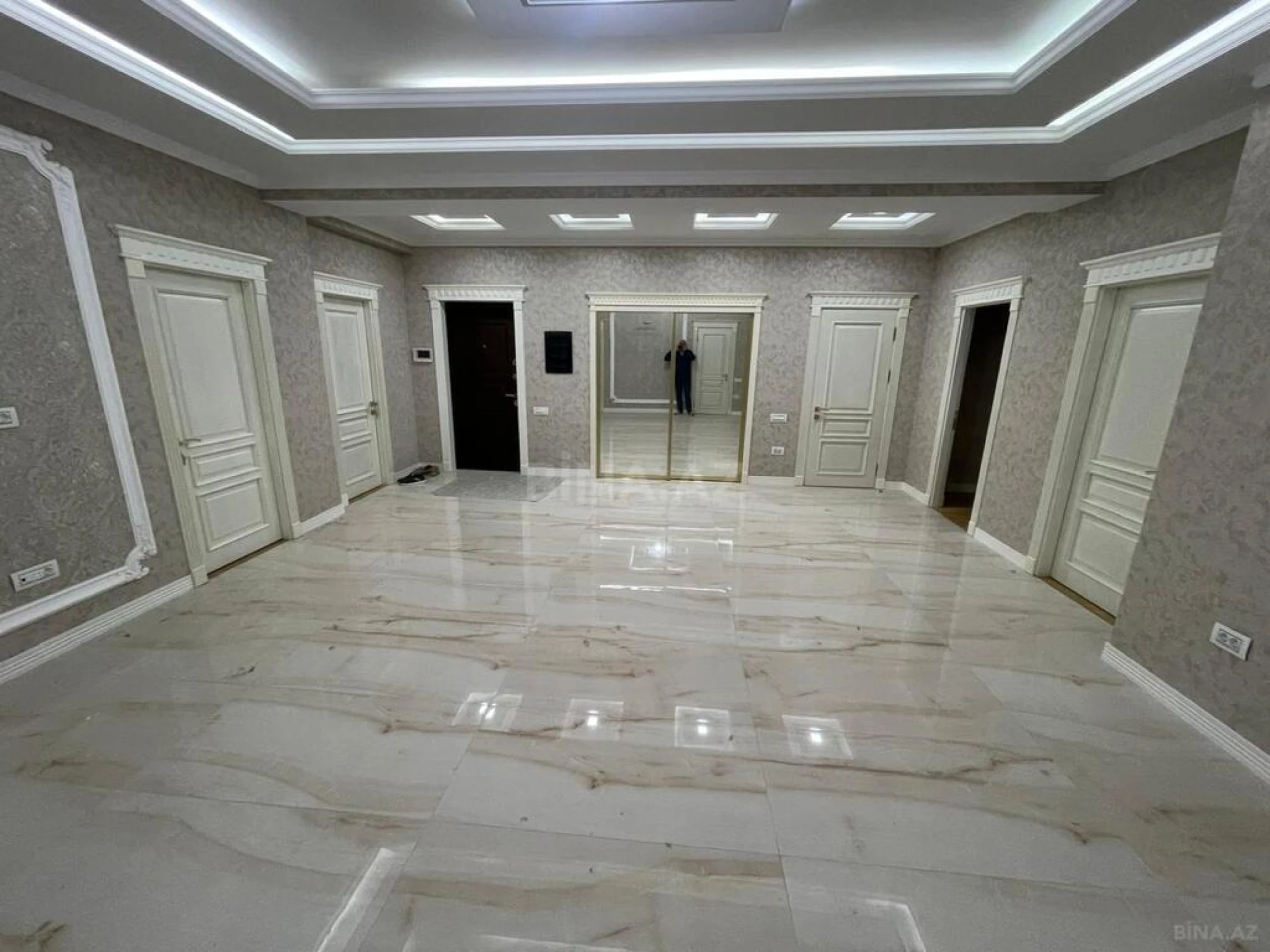 Satılır 4 otaqlı mənzil 240 m²