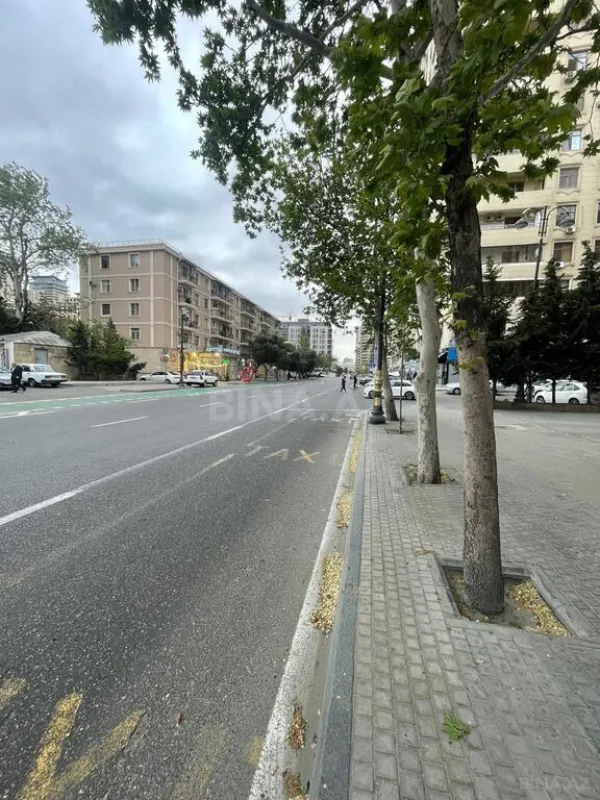 Satılır 4 otaqlı mənzil 240 m²