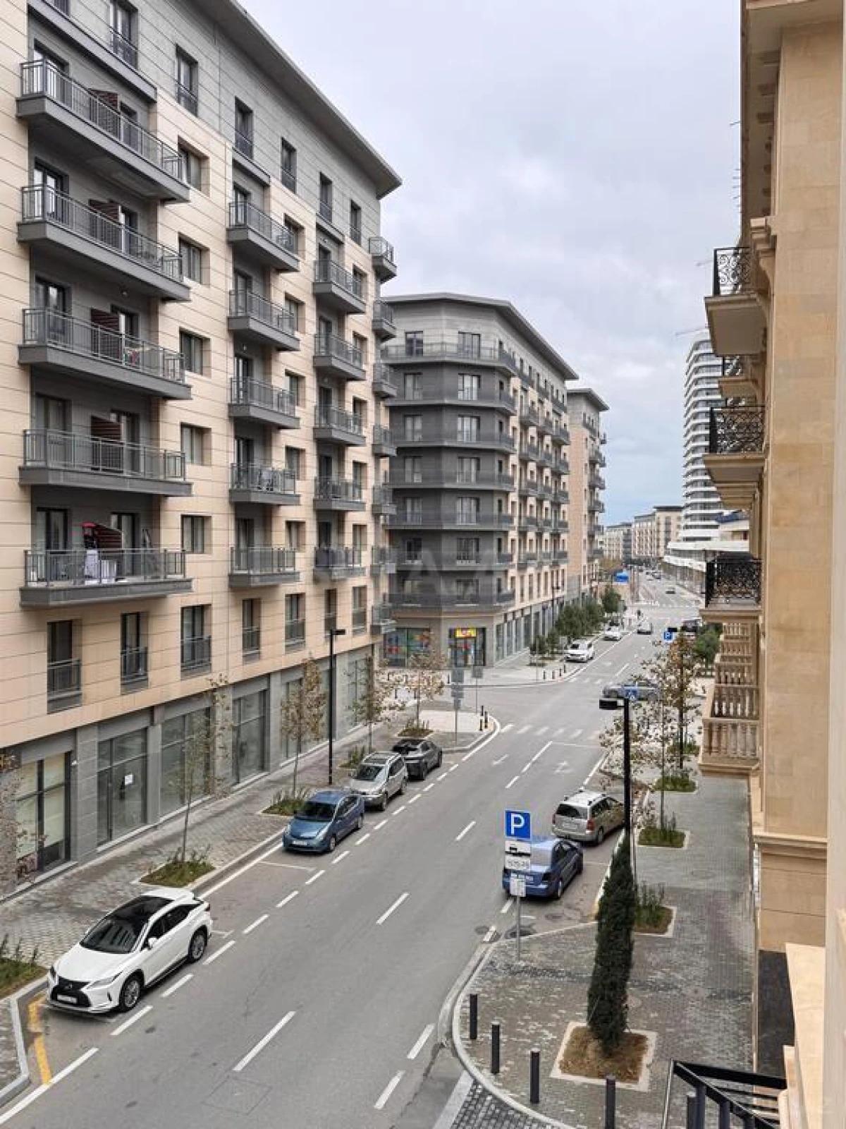 Satılır 4 otaqlı mənzil 210 m²