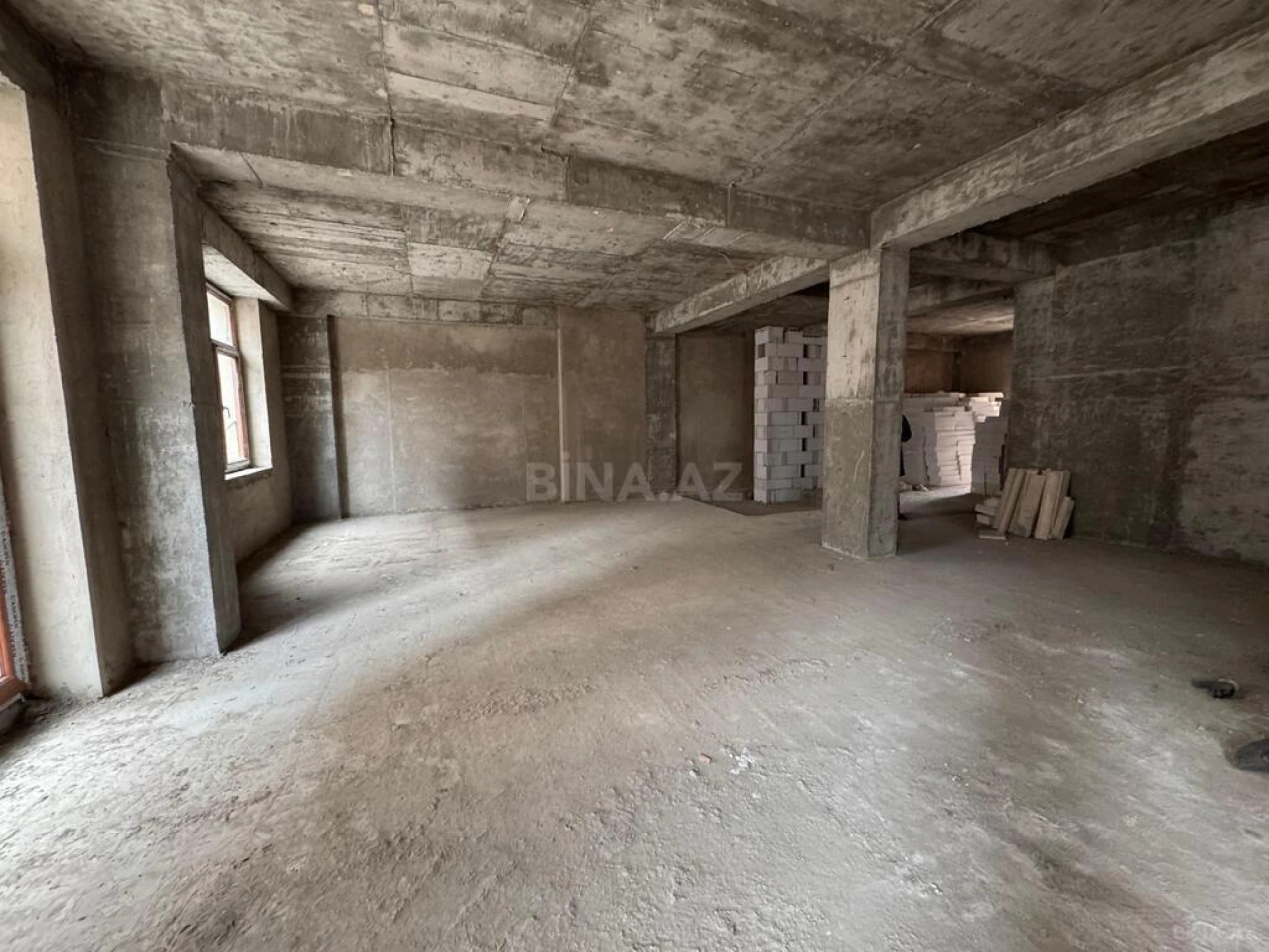 Satılır 4 otaqlı mənzil 210 m²