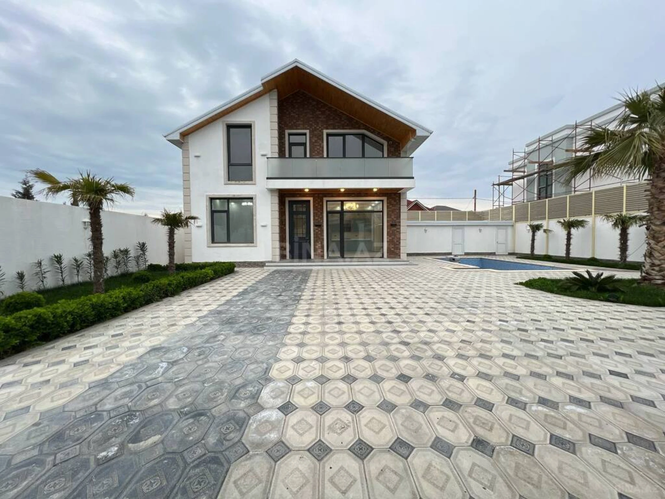 Satılır 5 otaqlı həyət evi 180 m²