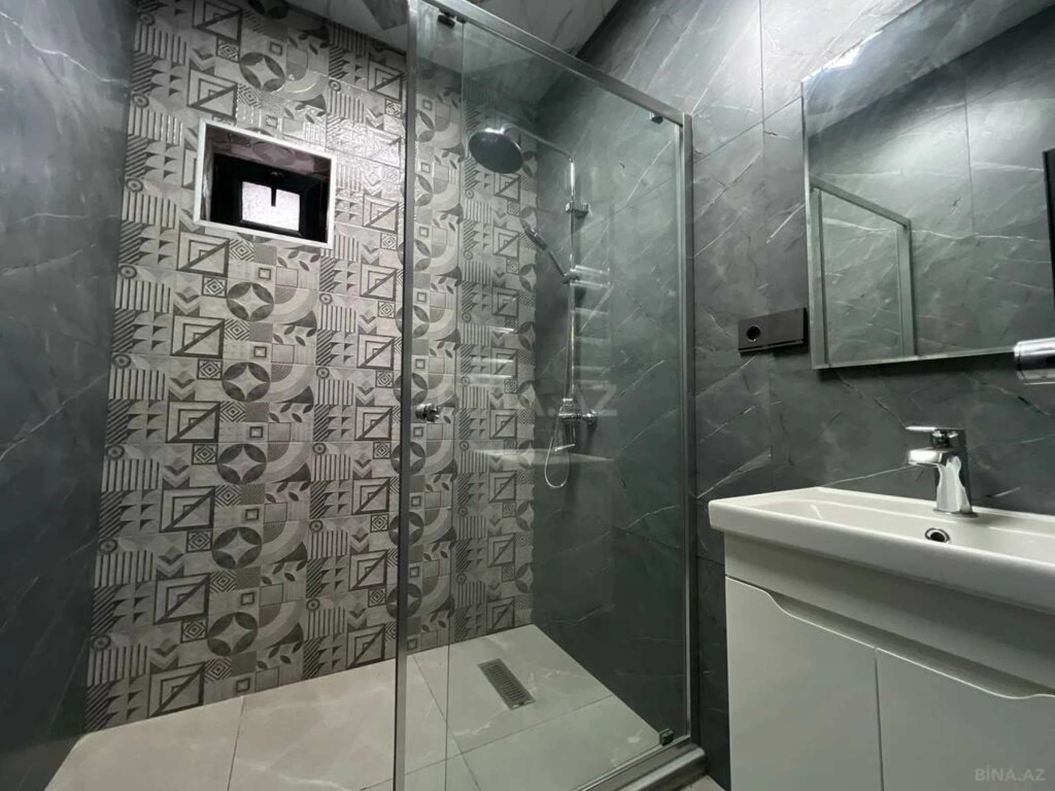 Satılır 5 otaqlı həyət evi 180 m²