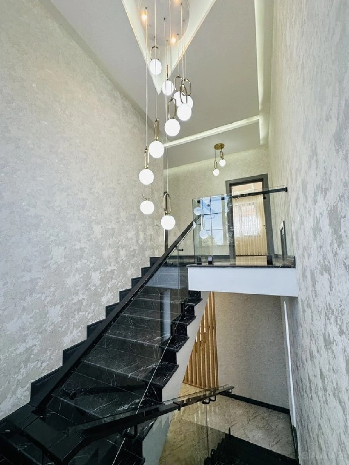 Satılır 5 otaqlı həyət evi 200 m²