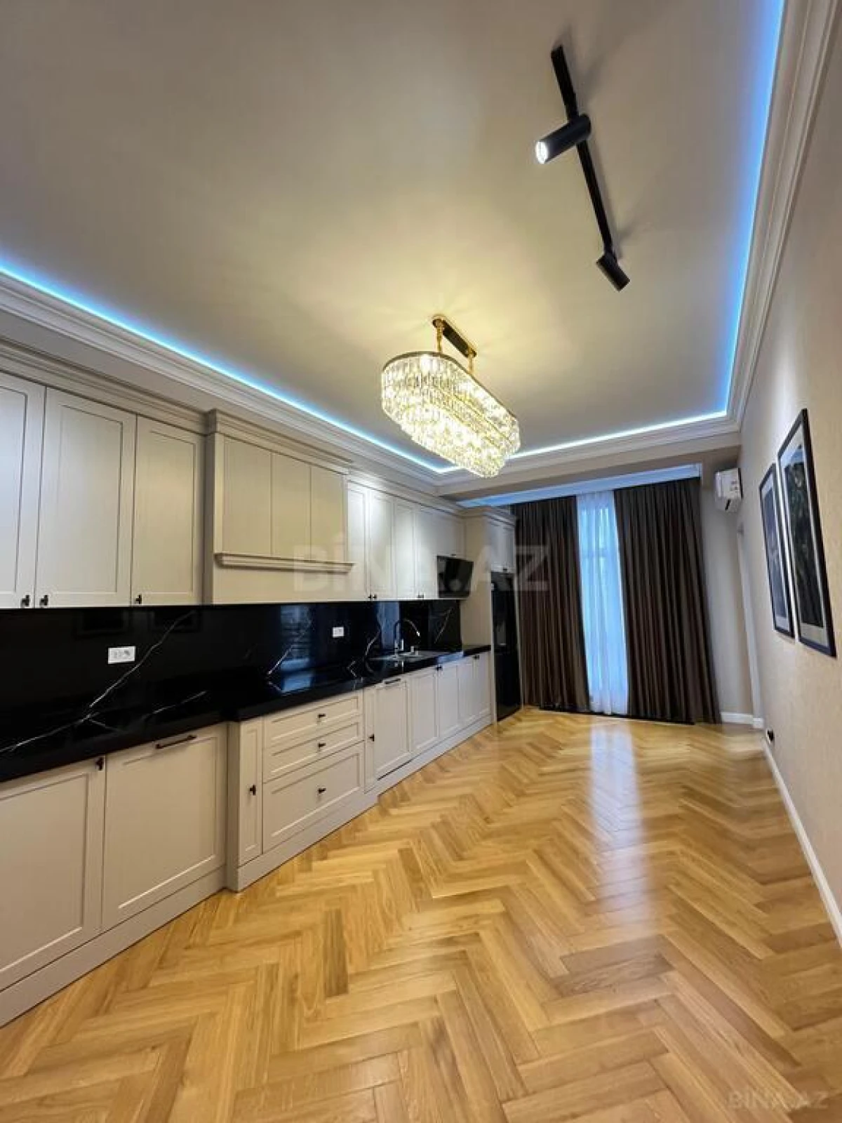 Satılır 3 otaqlı mənzil 147 m²