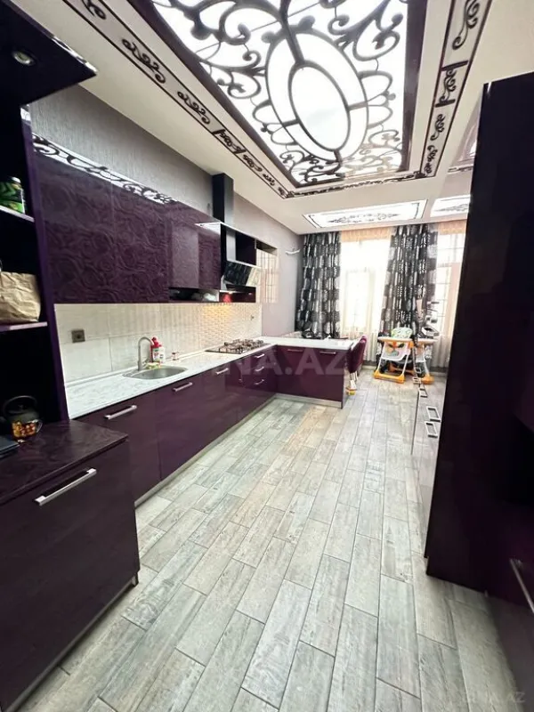 Satılır 4 otaqlı mənzil 180 m²