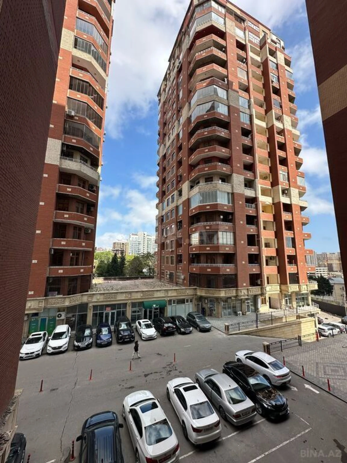 Satılır 4 otaqlı mənzil 180 m²