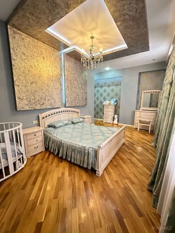 Satılır 4 otaqlı mənzil 180 m²