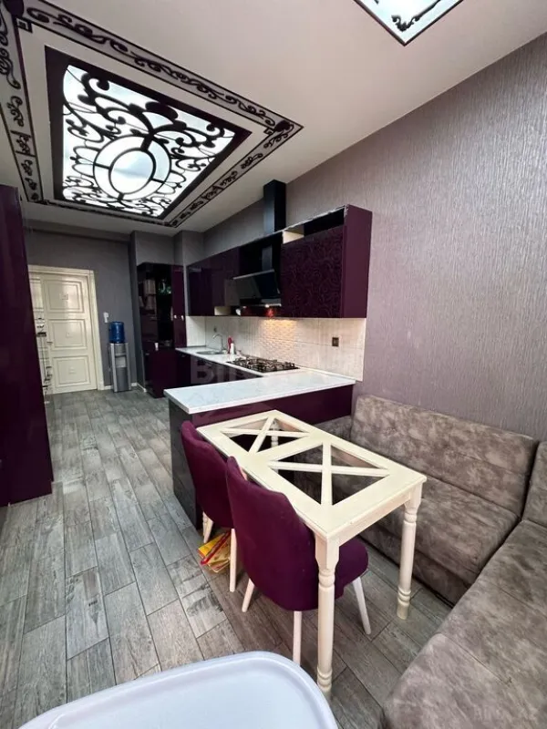 Satılır 4 otaqlı mənzil 180 m²