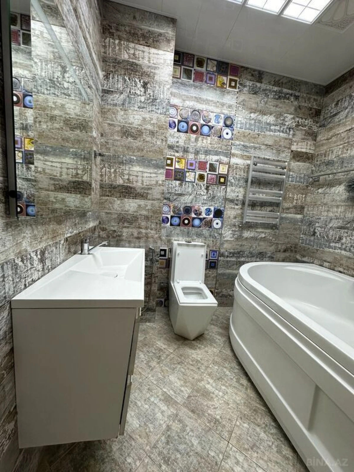 Satılır 4 otaqlı mənzil 180 m²