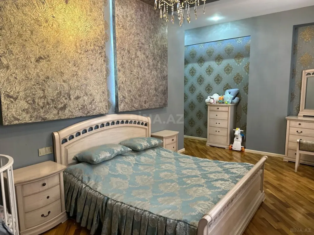 Satılır 4 otaqlı mənzil 180 m²