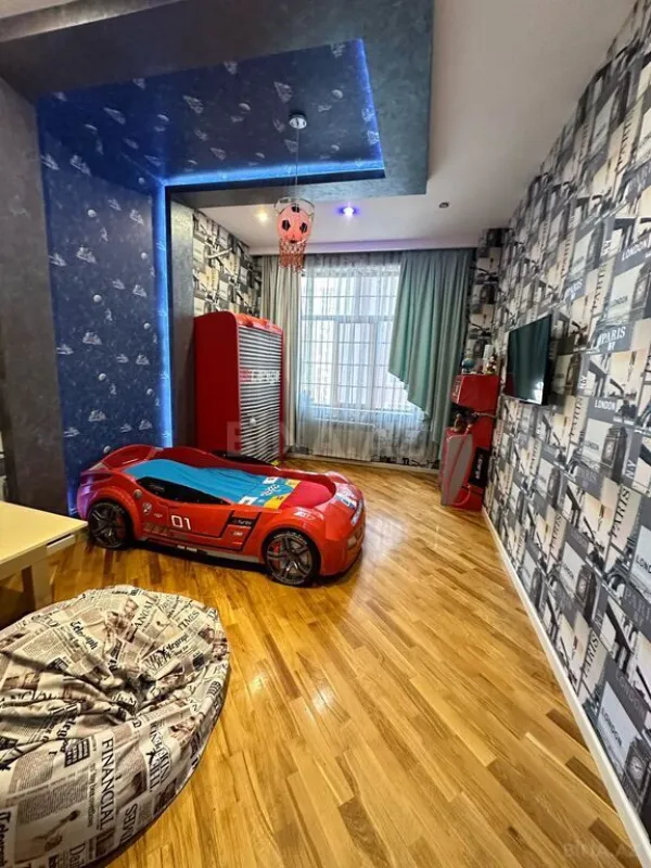 Satılır 4 otaqlı mənzil 180 m²