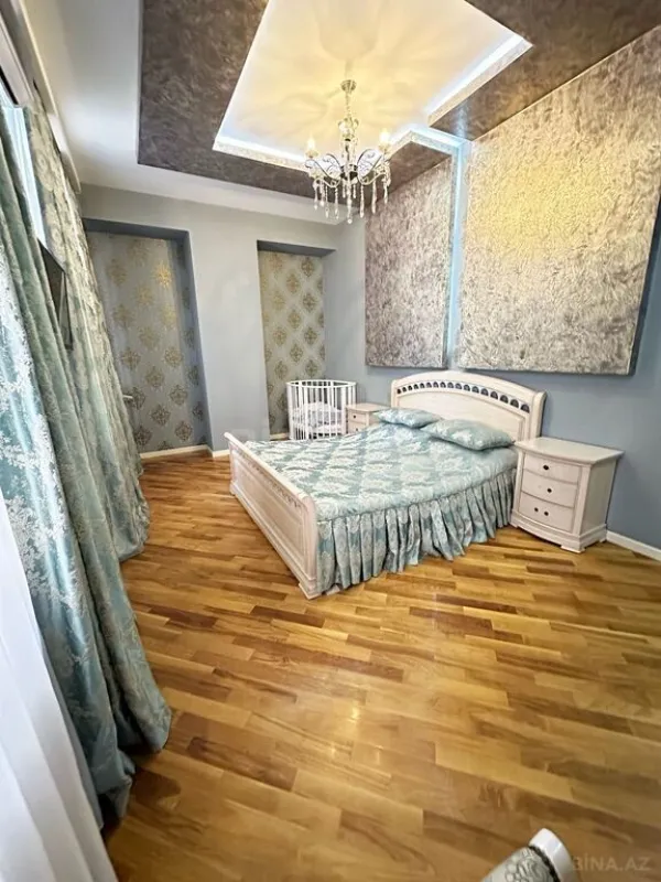 Satılır 4 otaqlı mənzil 180 m²