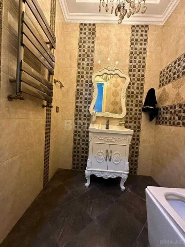 Satılır 4 otaqlı mənzil 180 m²