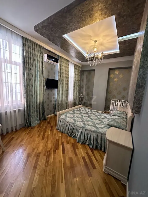 Satılır 4 otaqlı mənzil 180 m²