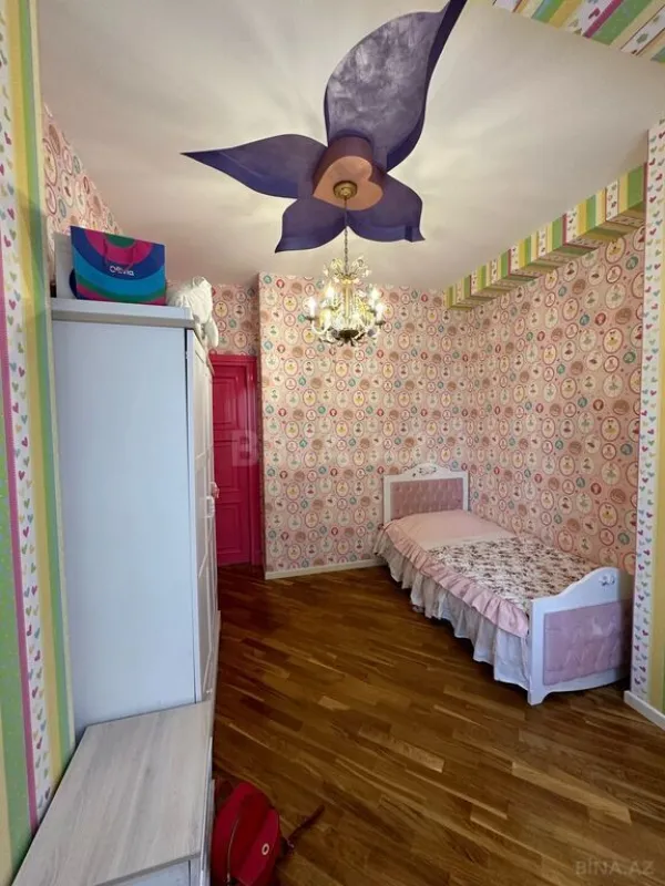 Satılır 4 otaqlı mənzil 180 m²