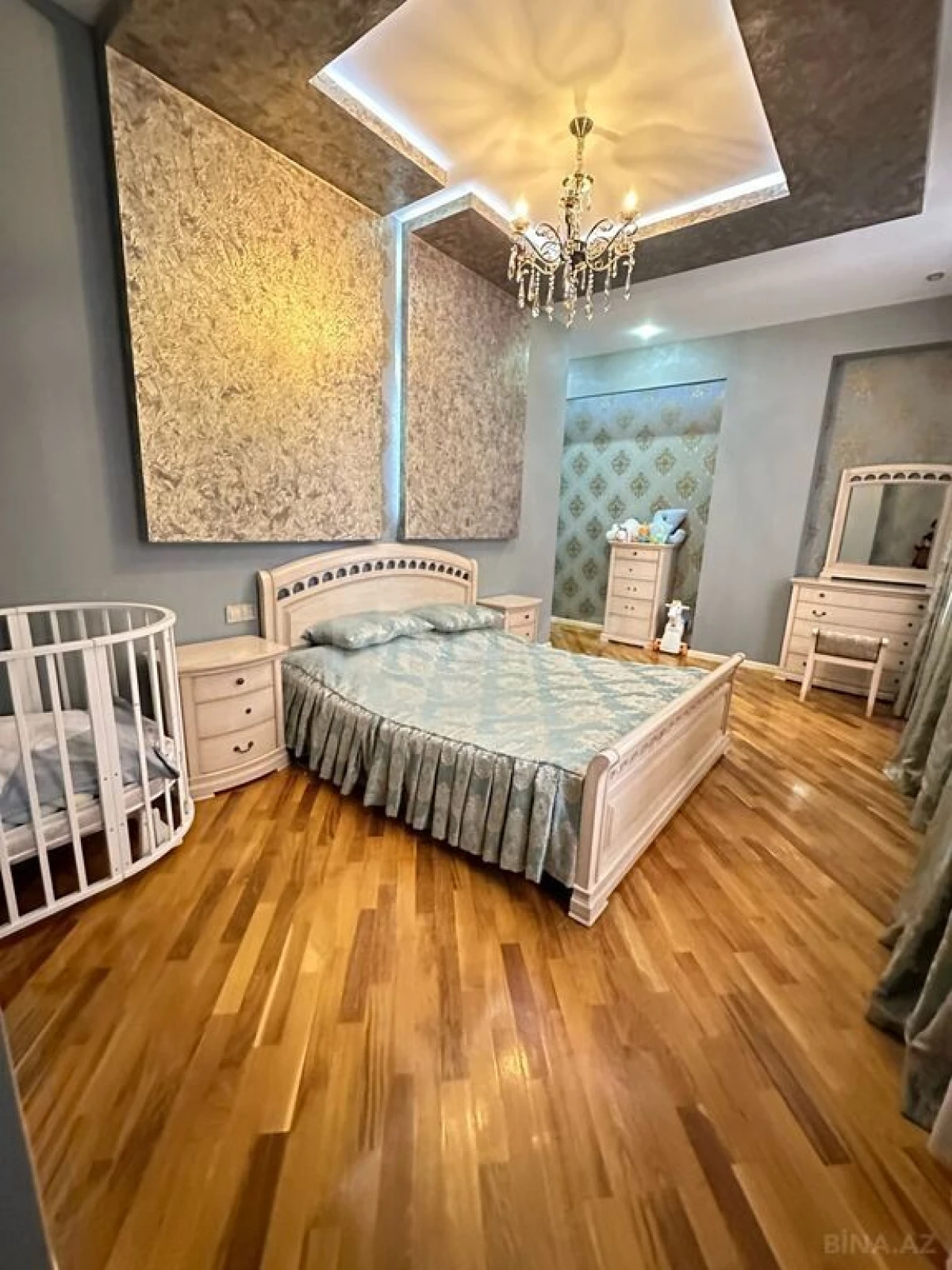 Satılır 4 otaqlı mənzil 180 m²