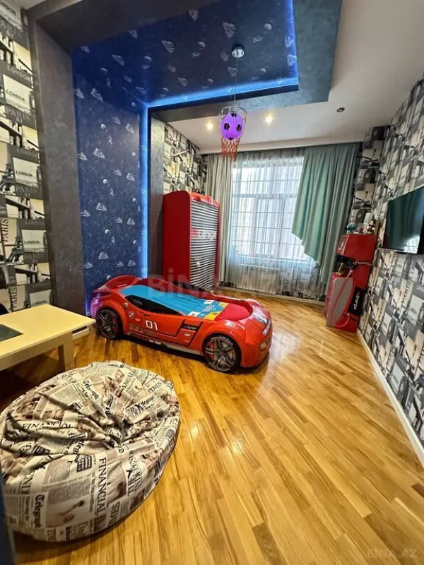 Satılır 4 otaqlı mənzil 180 m²