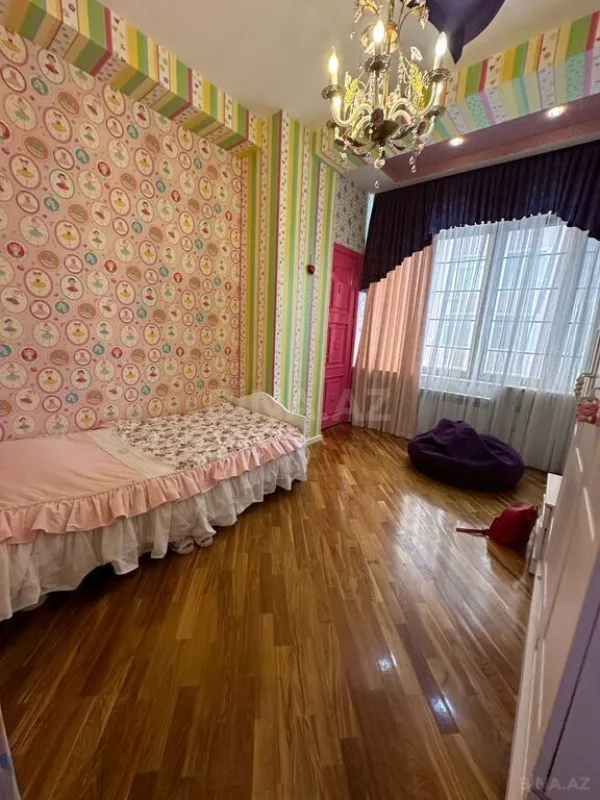 Satılır 4 otaqlı mənzil 180 m²