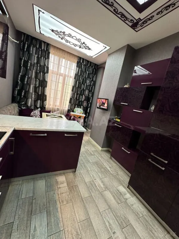 Satılır 4 otaqlı mənzil 180 m²