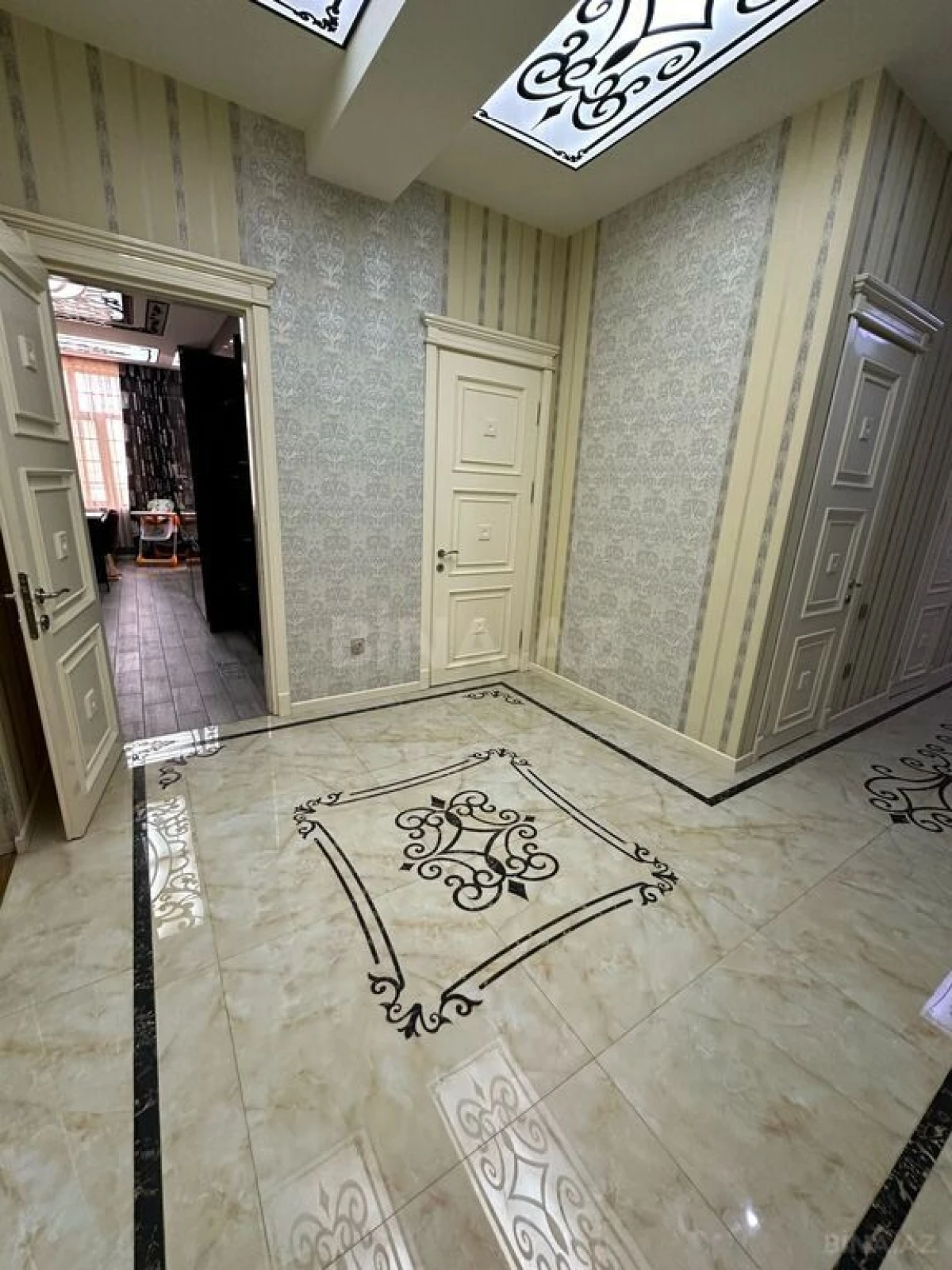 Satılır 4 otaqlı mənzil 180 m²