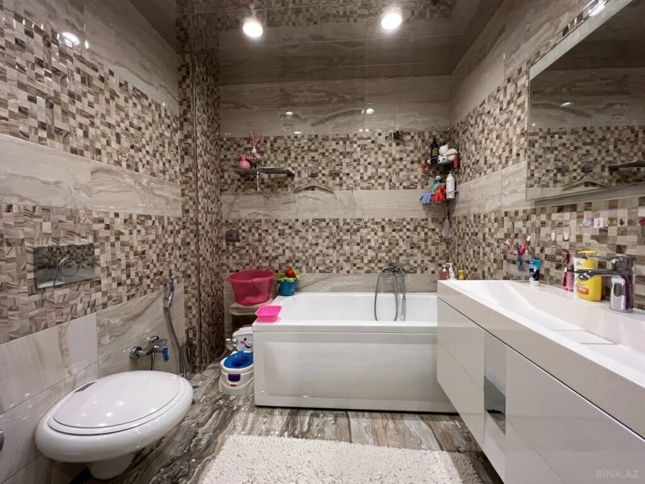 Kirayə verilir 3 otaqlı mənzil 150 m²