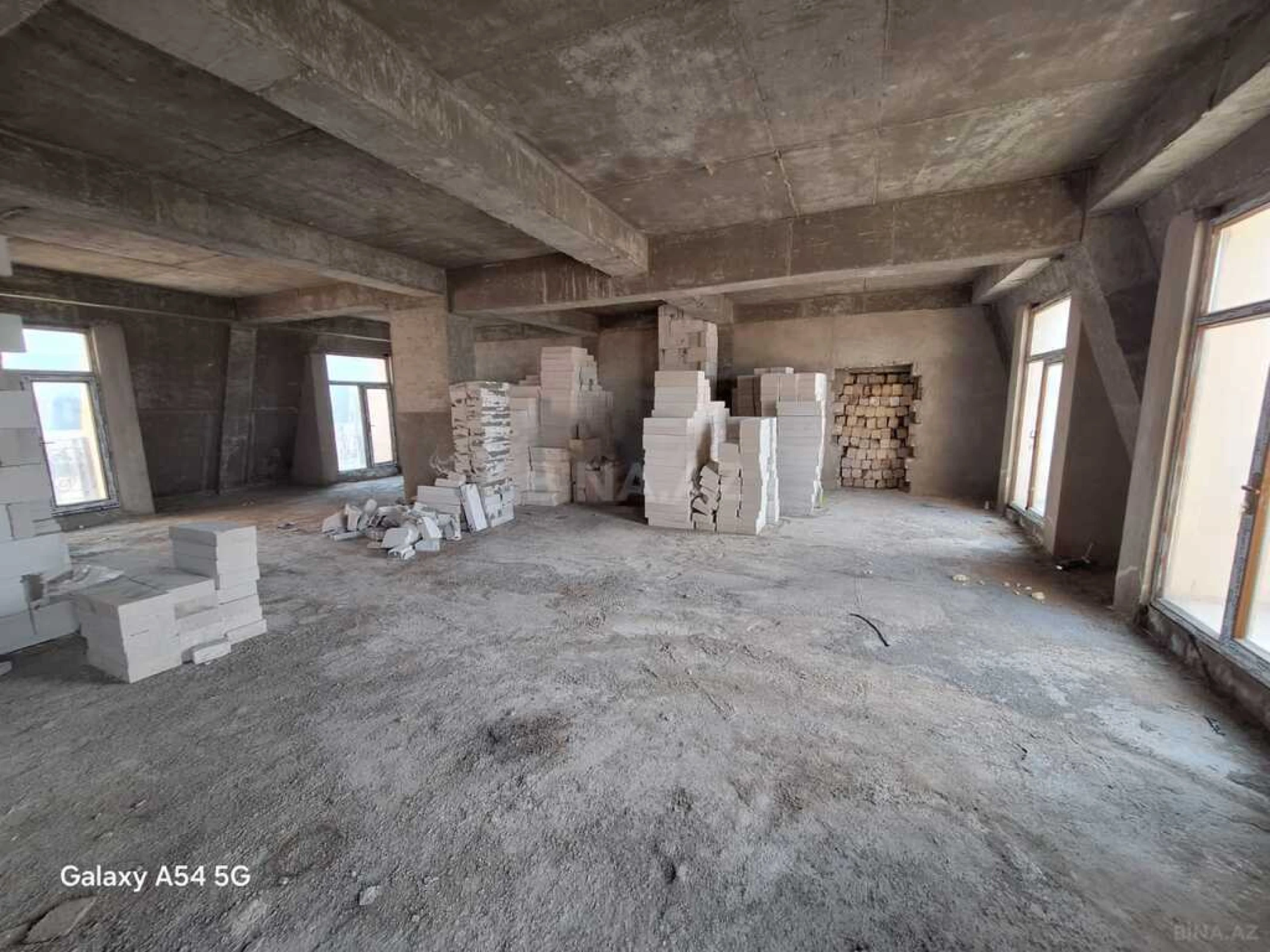 Satılır 4 otaqlı mənzil 180 m²