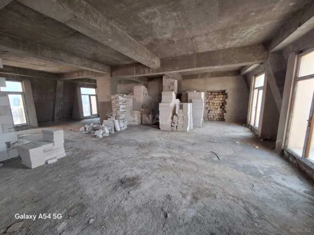 Satılır 4 otaqlı mənzil 180 m²