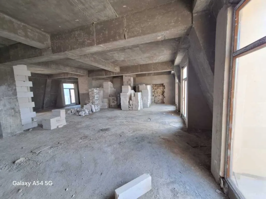 Satılır 4 otaqlı mənzil 180 m²