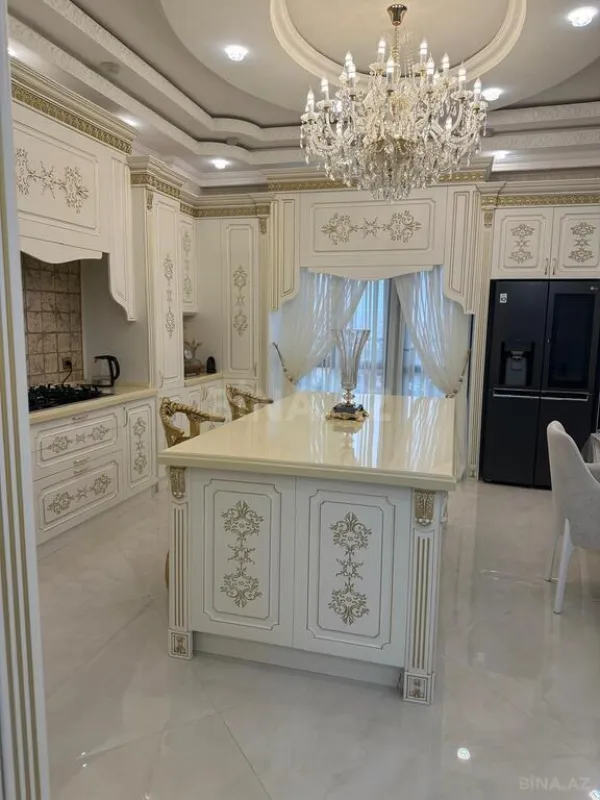 Satılır 4 otaqlı mənzil 230 m²
