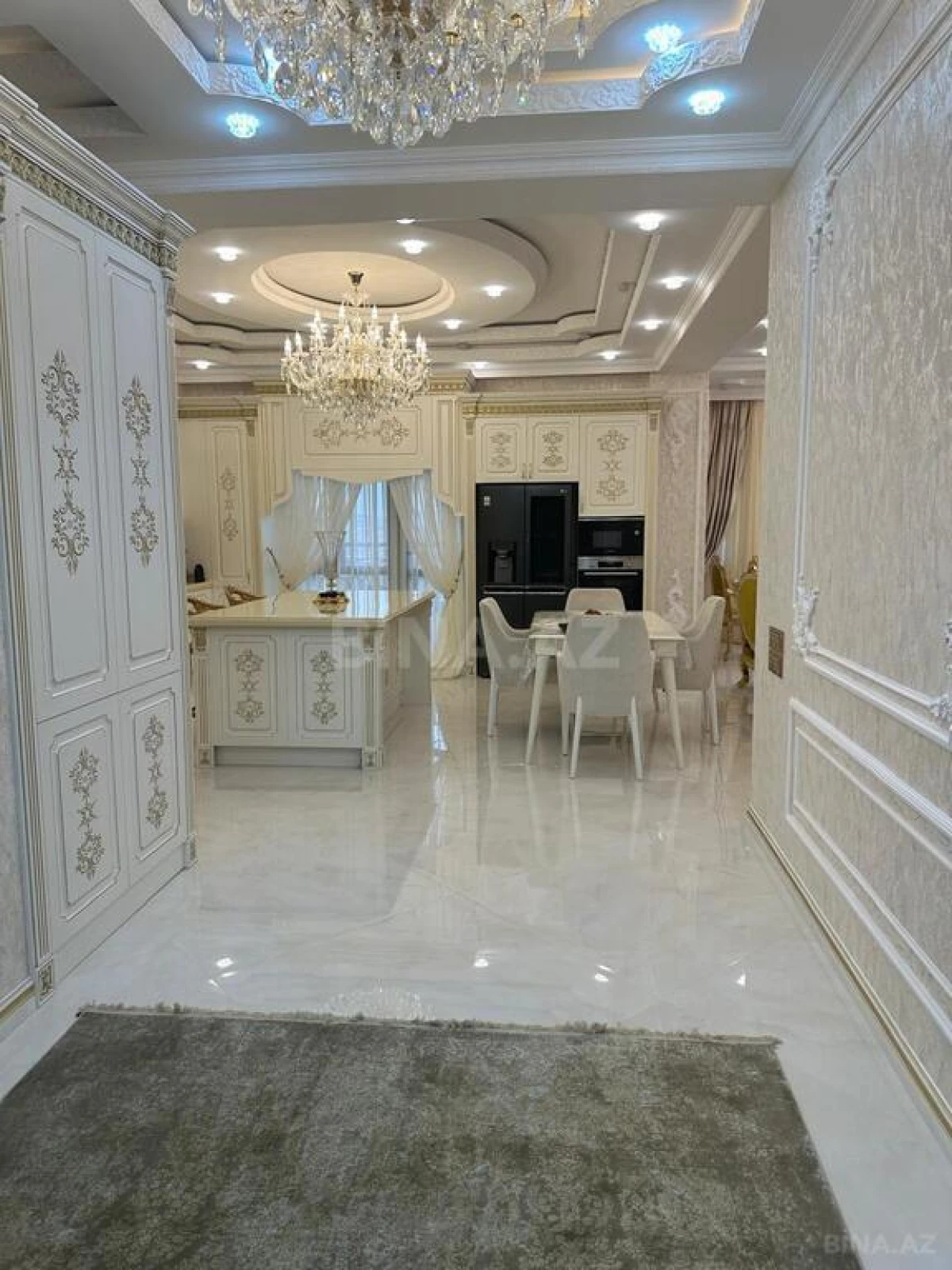 Satılır 4 otaqlı mənzil 230 m²