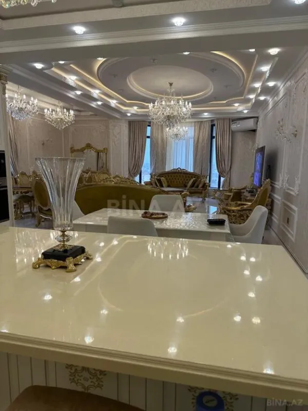 Satılır 4 otaqlı mənzil 230 m²