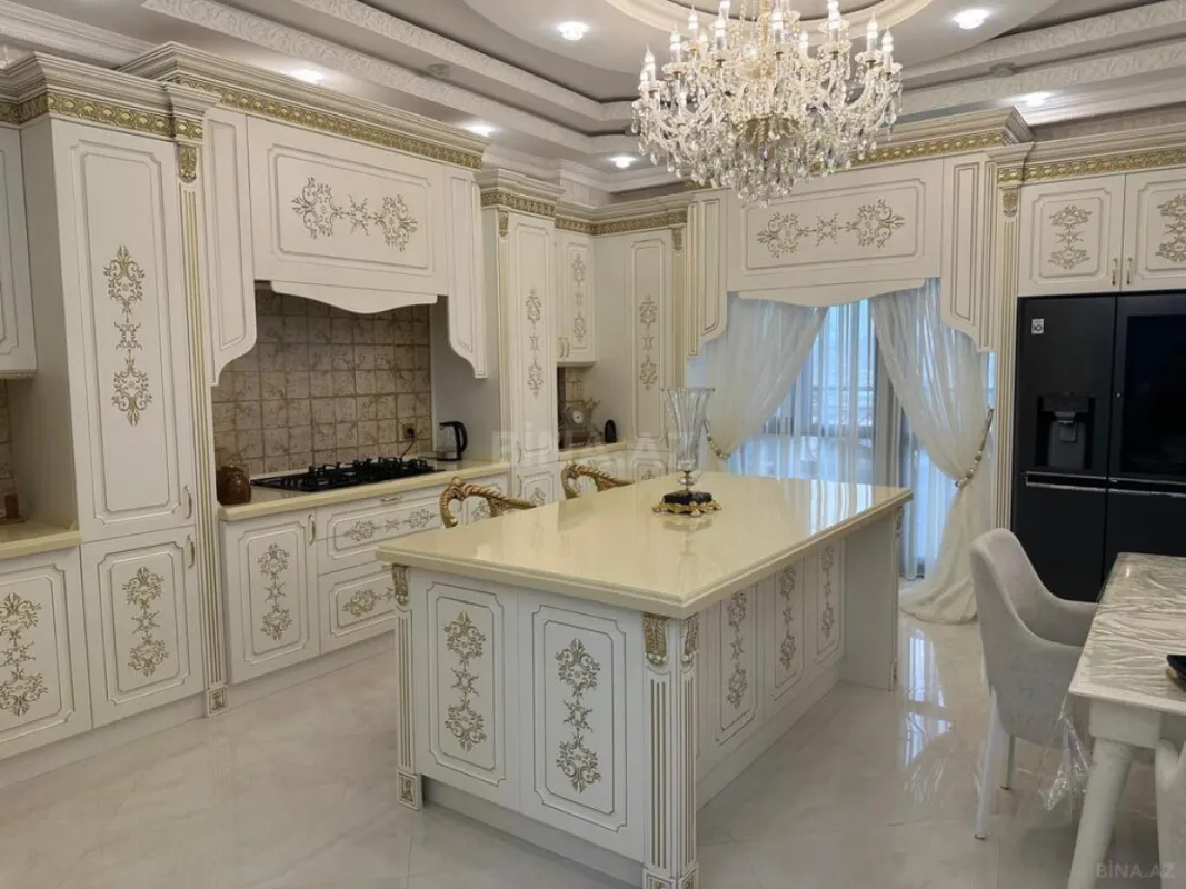 Satılır 4 otaqlı mənzil 230 m²