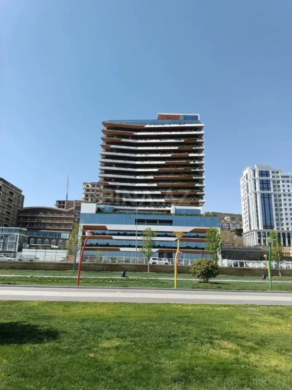 Satılır 4 otaqlı mənzil 379 m²