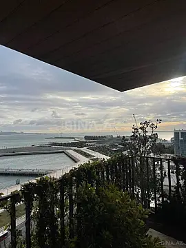 Satılır 4 otaqlı mənzil 379 m²