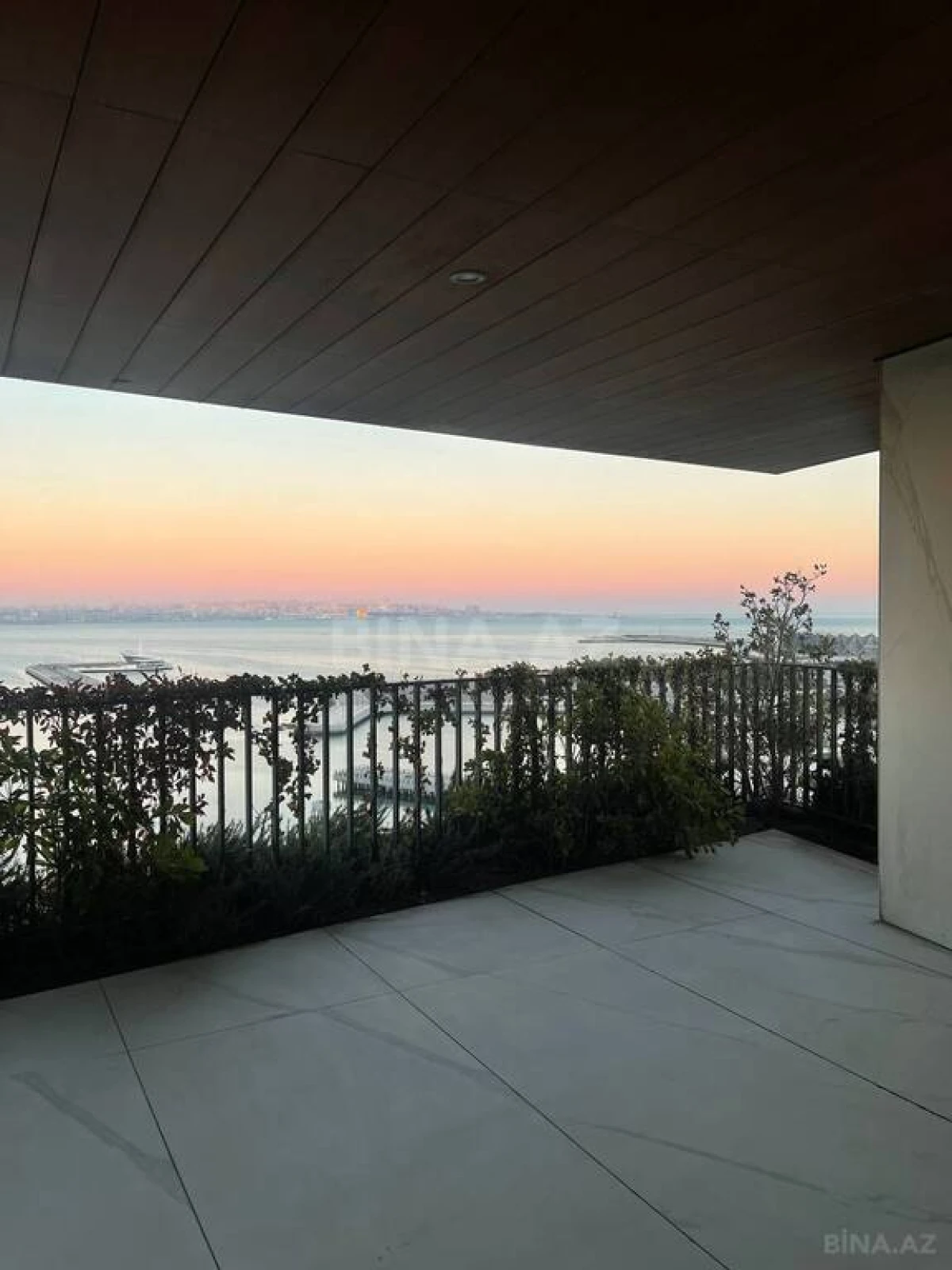 Satılır 4 otaqlı mənzil 379 m²