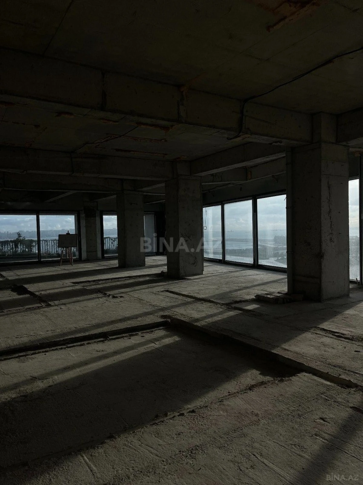 Satılır 4 otaqlı mənzil 379 m²