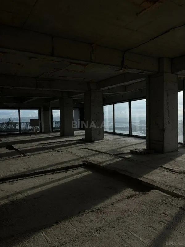 Satılır 4 otaqlı mənzil 379 m²