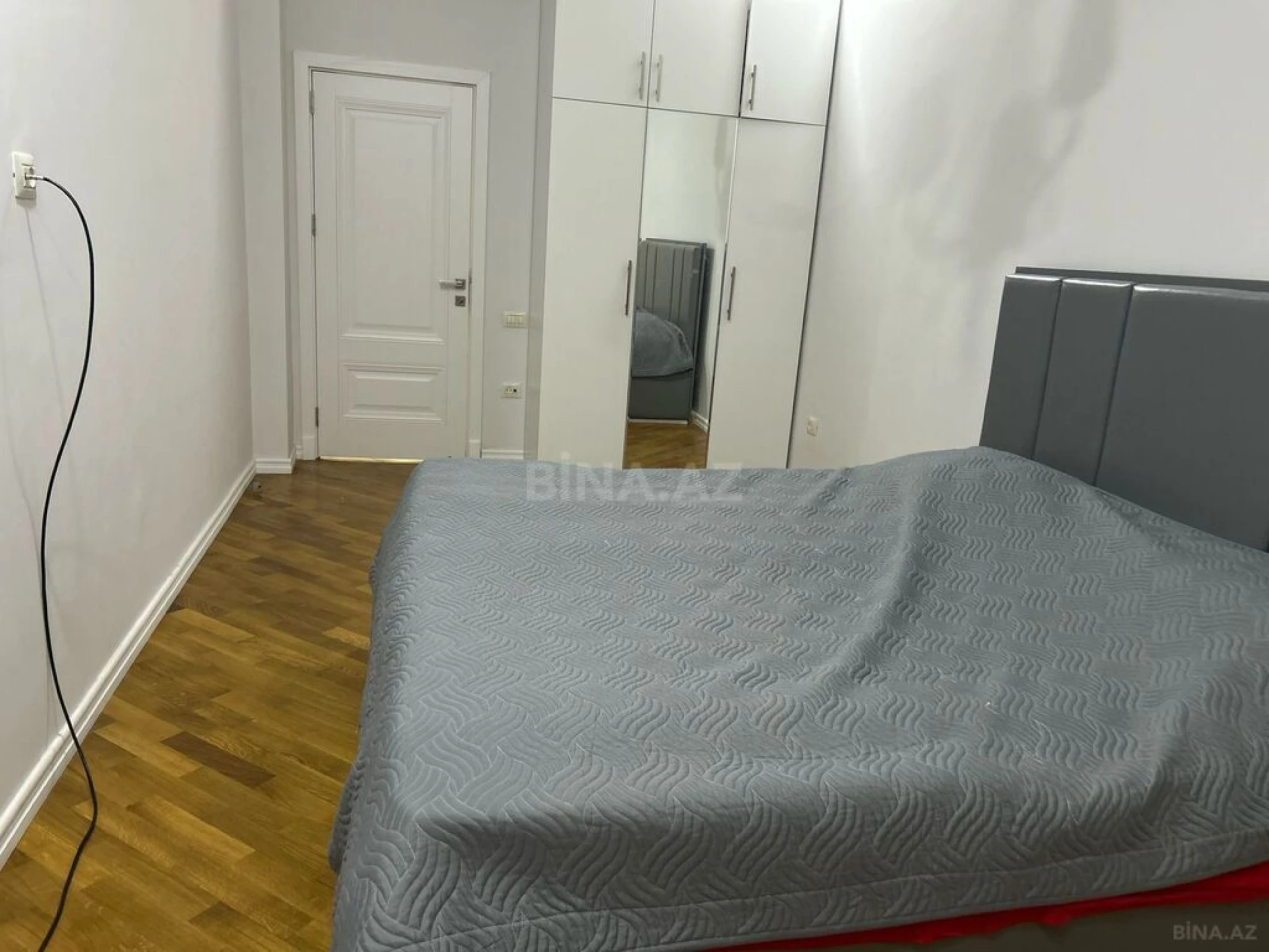 Satılır 3 otaqlı mənzil 162 m²
